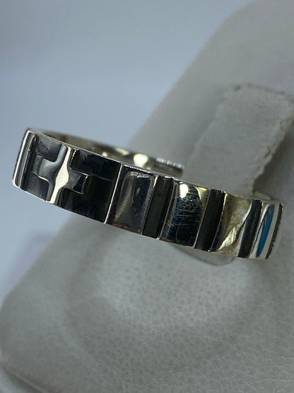Detalle lateral del anillo mostrando el diseño de módulos texturizados