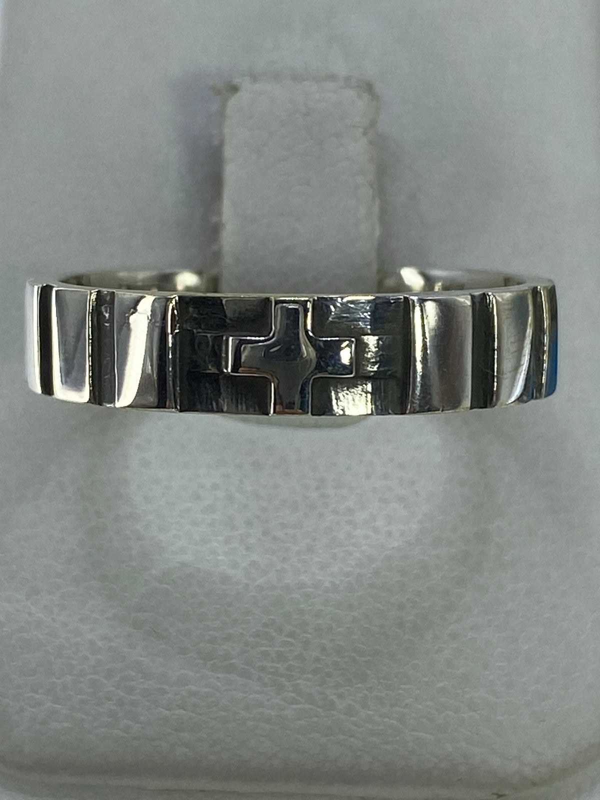 Anillo geométrico de plata 925 con franjas alternadas en relieve, vista frontal