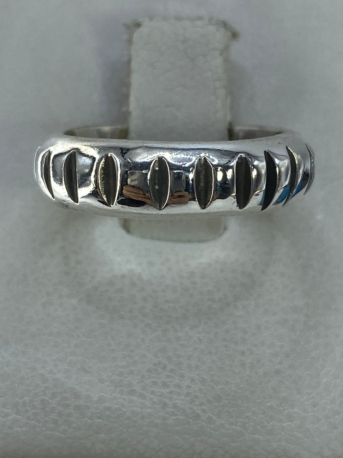 Anillo de plata 925 con bandas de volumen simétricas, vista frontal