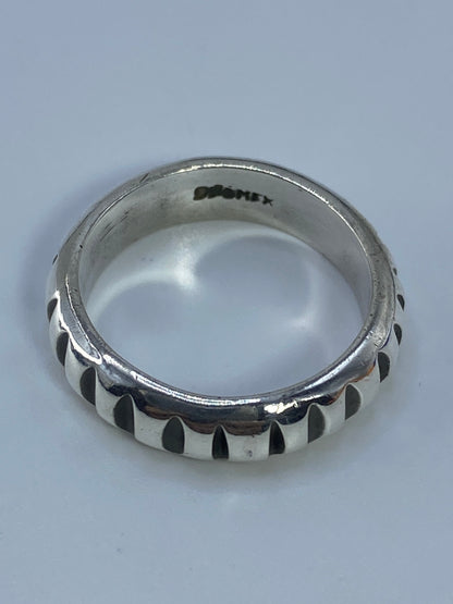Anillo en la mano de una persona, mostrando el brillo de la plata 925