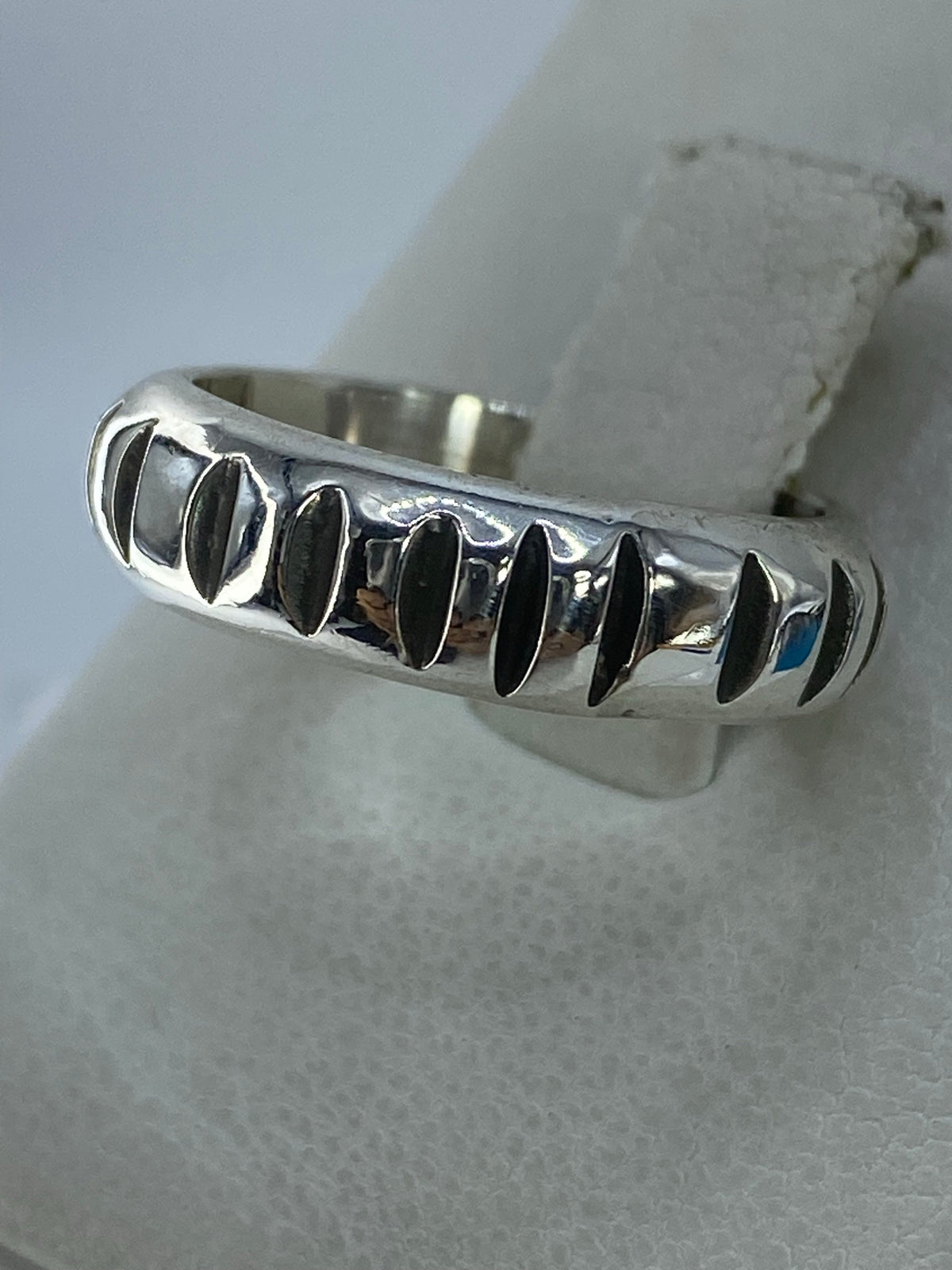 Detalle lateral del anillo mostrando la altura de los picos y el pulido espejo