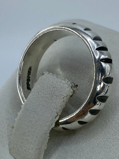 Anillo puesto en dedo mostrando cómo refleja la luz en cada pico