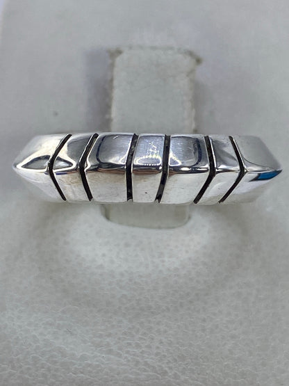 Anillo de plata 925 con diseño geométrico en volumen, visto desde arriba