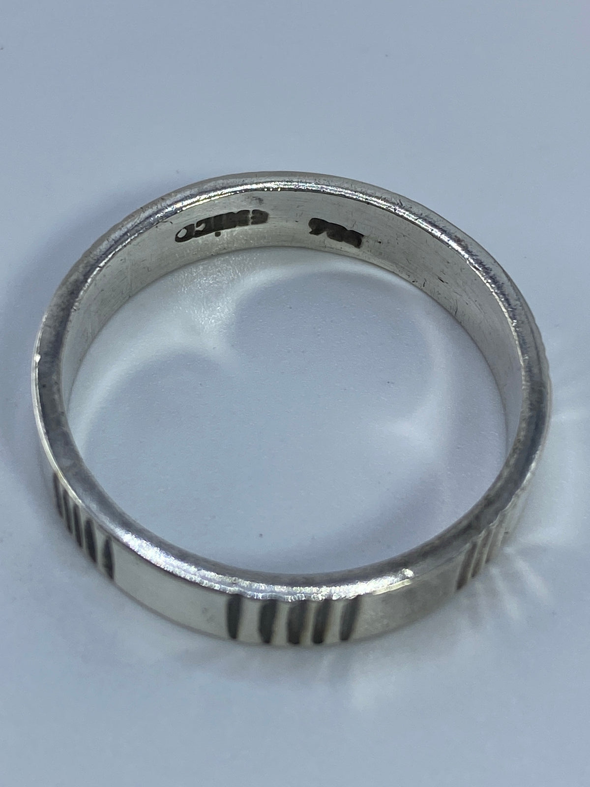 Anillo de plata 925 en la balanza mostrando 4.83 gramos