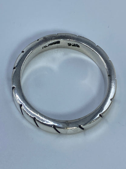Anillo sobre fondo blanco con marca de Quinto 925 visible