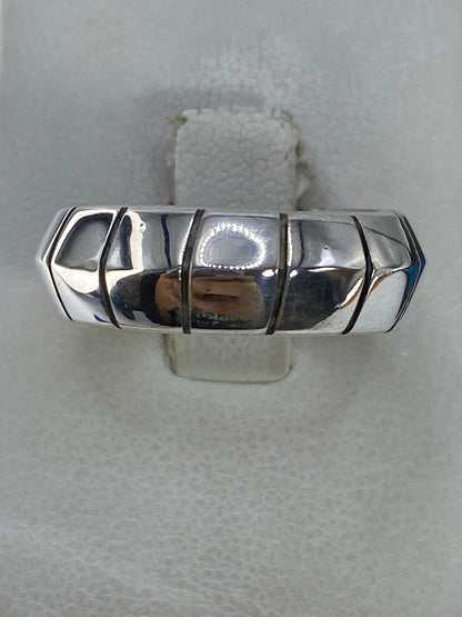 Anillo de plata segmentado pulido, vista superior en detalle de las bandas cilíndricas