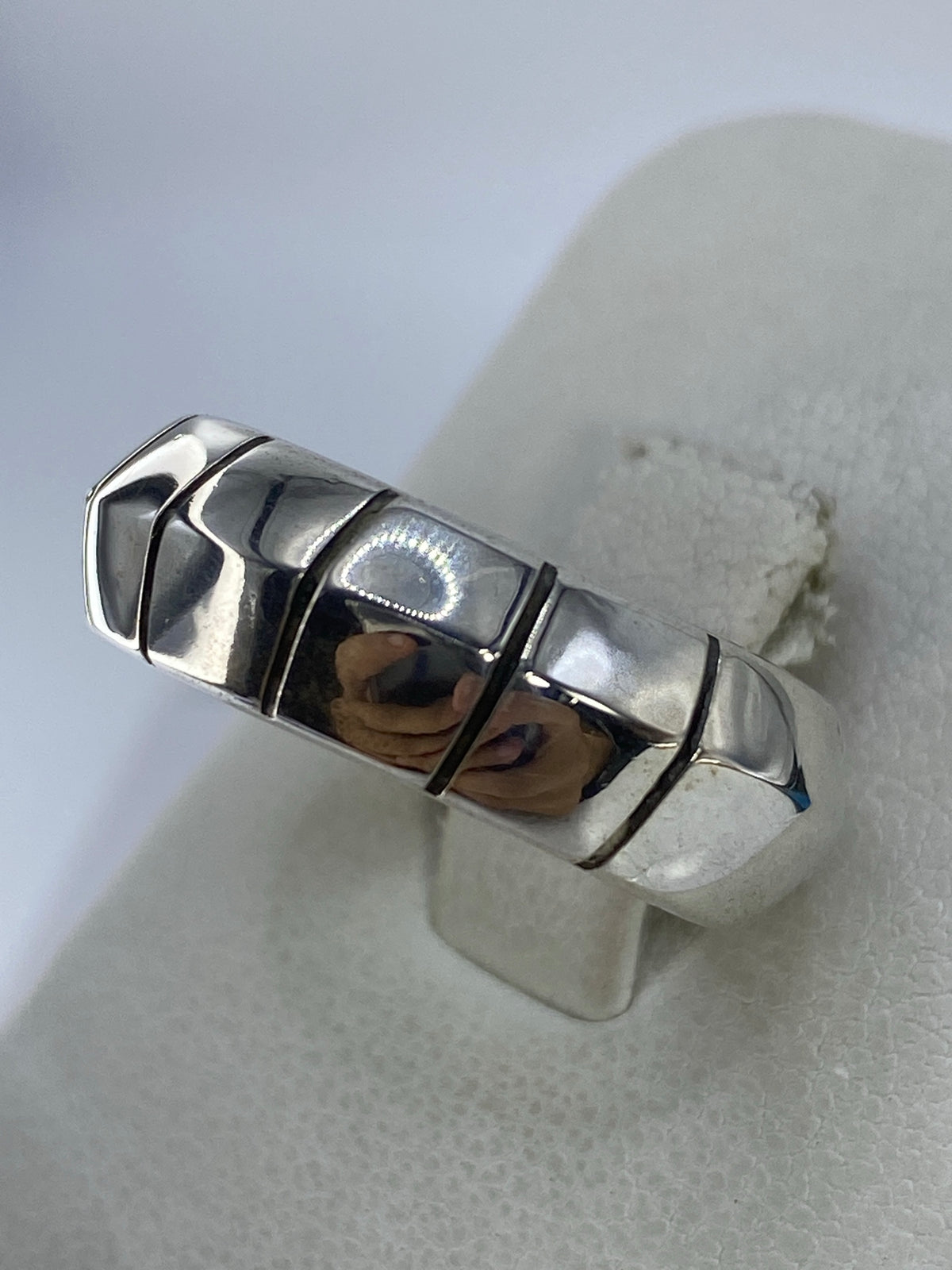 Anillo en talla 8 de plata 925, lado de la mano mostrando volumen y reflejos