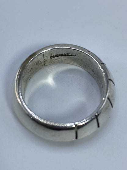 Anillo sobre fondo blanco con Quinto 925 visible, pesaje de 10.53 gramos confirmado