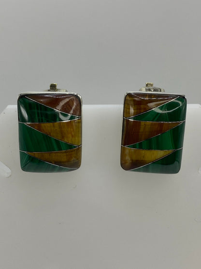Par de aretes de plata con malaquita verde y ojo de tigre cafe sobre fondo blanco