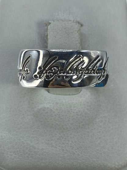 Anillo de plata banda escultural con relieve decorativo visto desde arriba