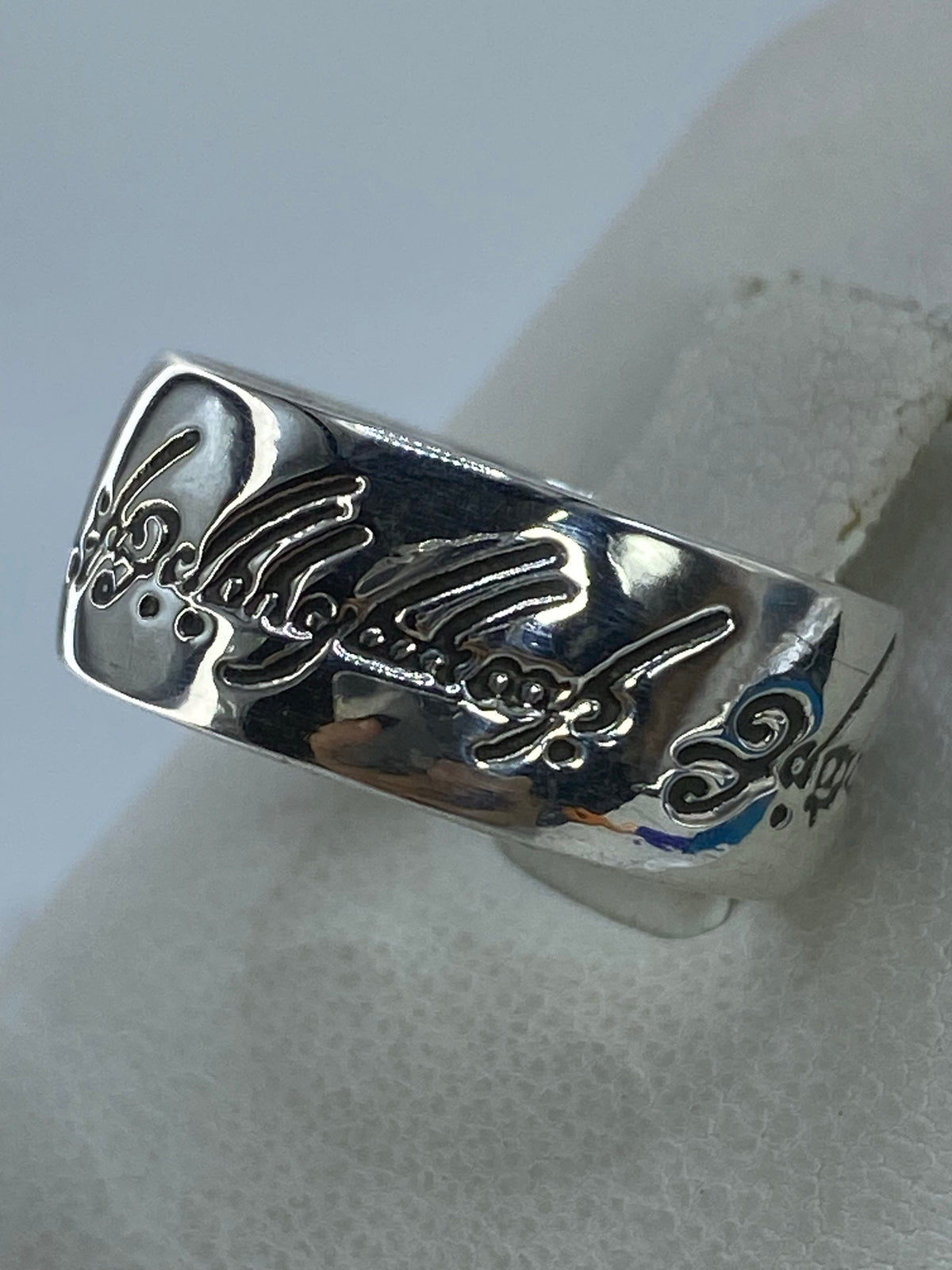 Detalle lateral del anillo mostrando el volumen y acabado pulido espejo