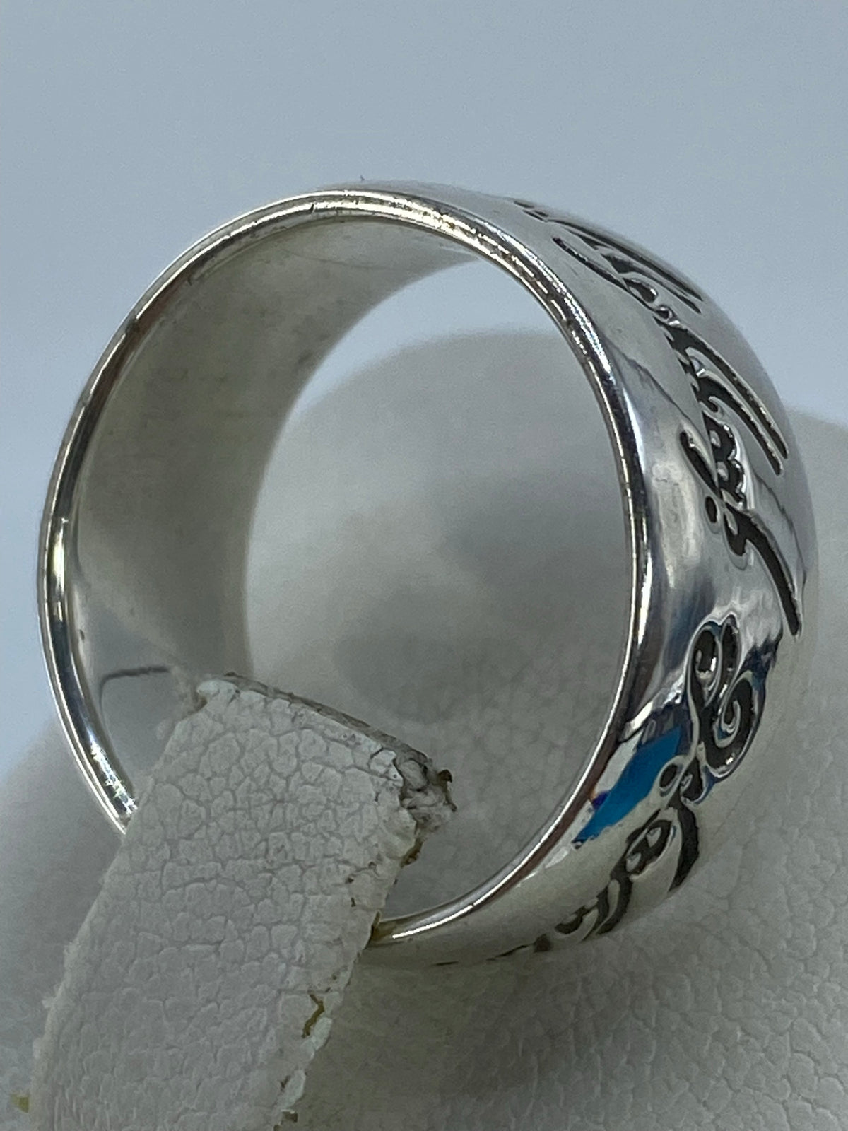 Anillo puesto en la mano sobre fondo blanco
