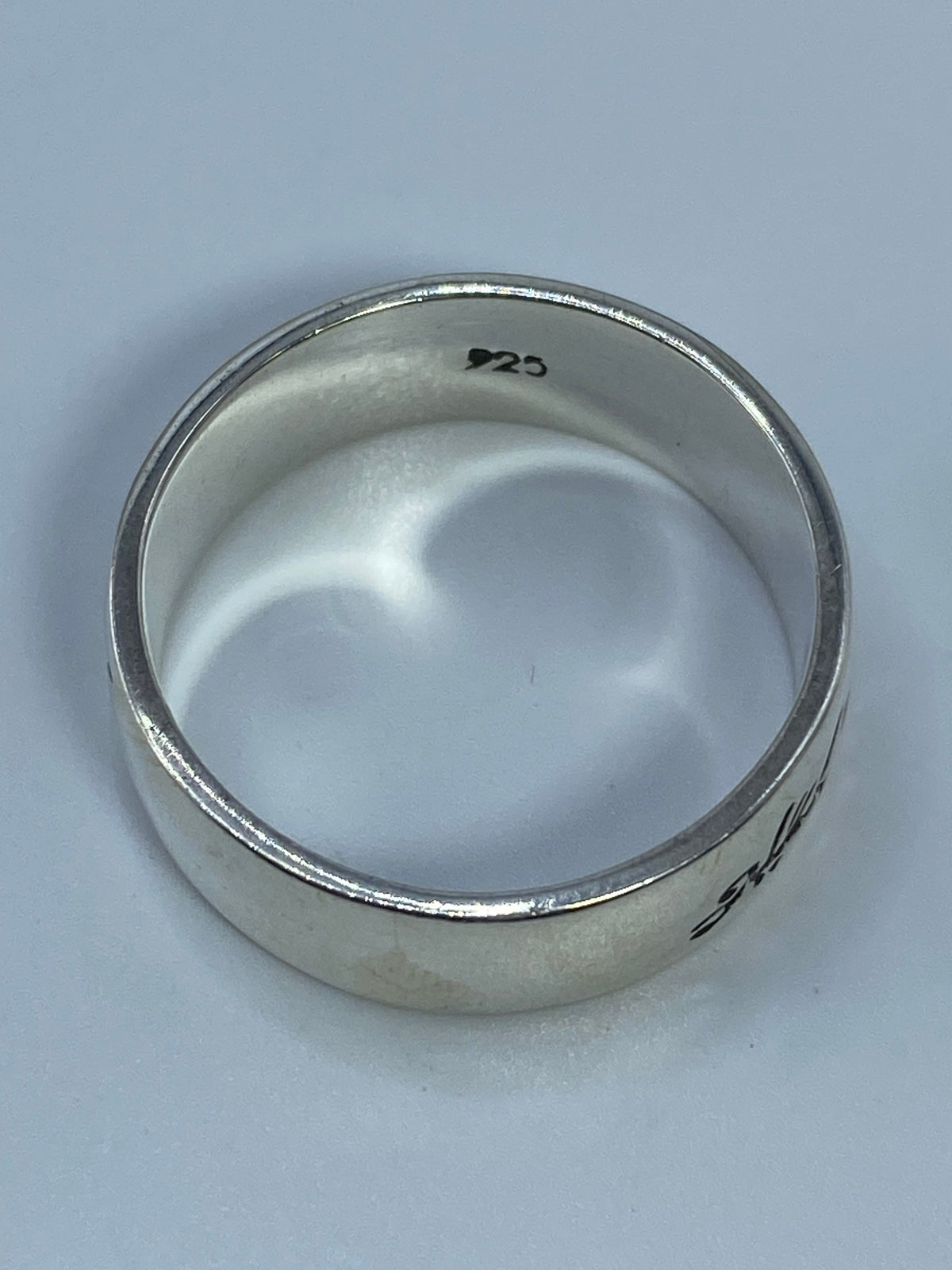 Anillo de plata macizo en uso en la mano, demostrando el brillo y solidez