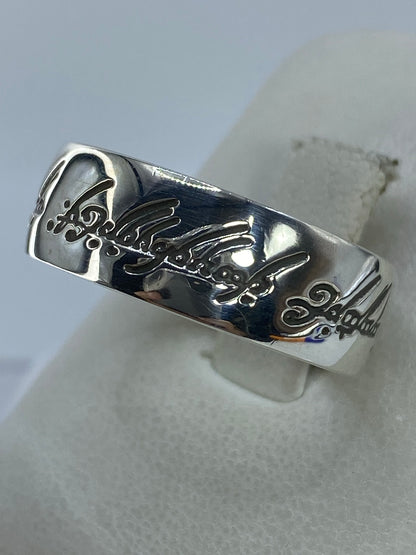 Detalle lateral del anillo mostrando el acabado pulido y la solidez de la banda