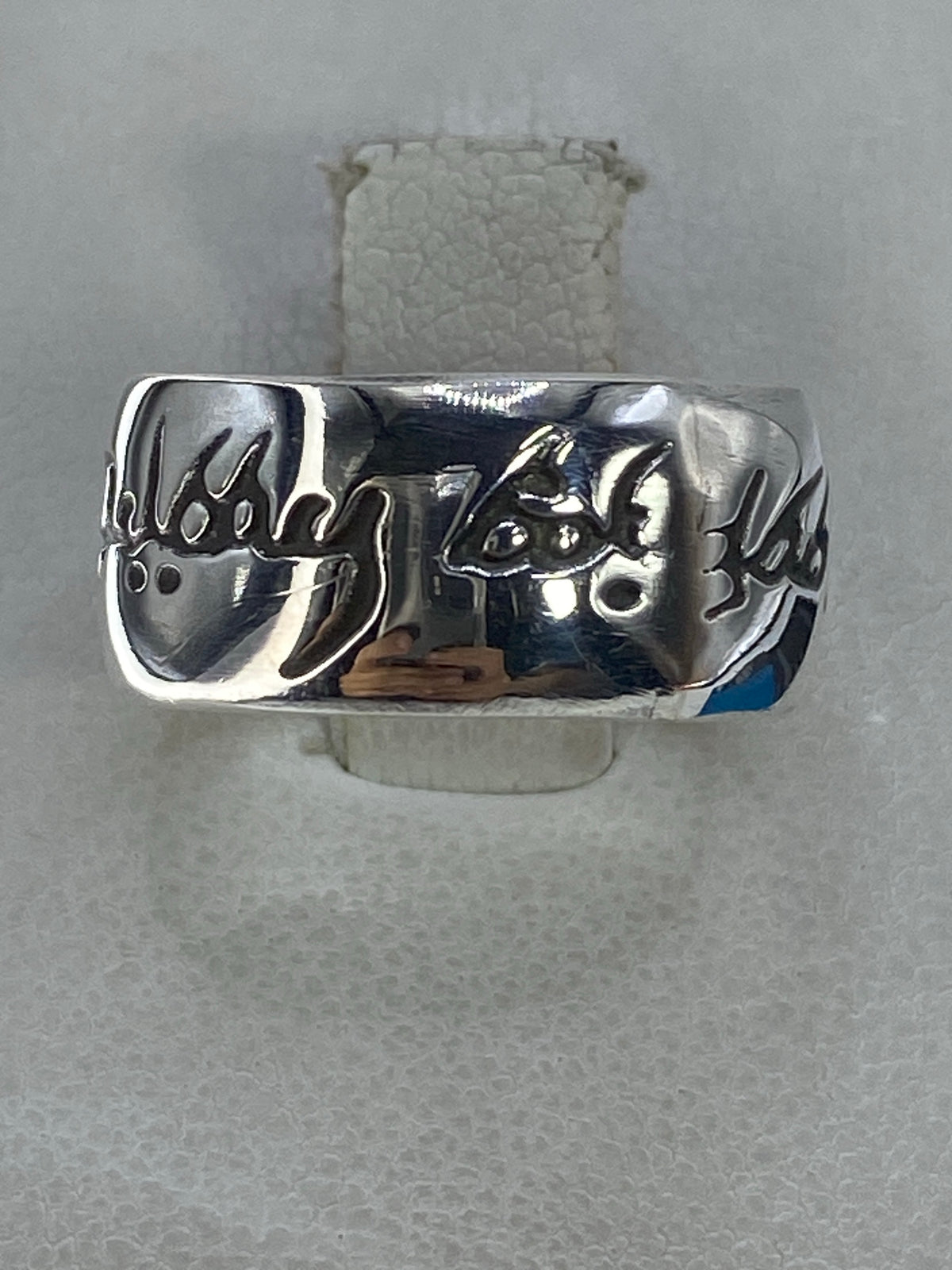 Anillo de plata 925 macizo con acabado espejo en la mano
