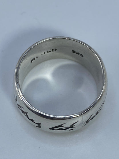 Anillo sobre fondo blanco destacando el peso y la solidez de la pieza