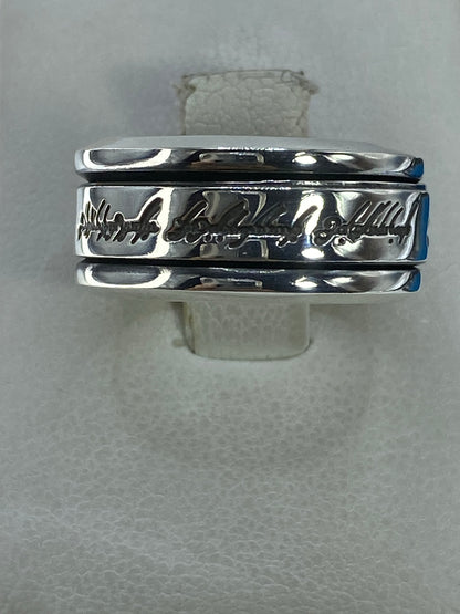 Anillo de plata 925 con banda ancha e inscripción grabada, visto desde arriba sobre fondo blanco