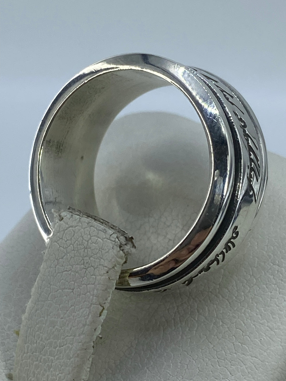 Anillo en el dedo mostrando cómo se ve la inscripción en uso diario