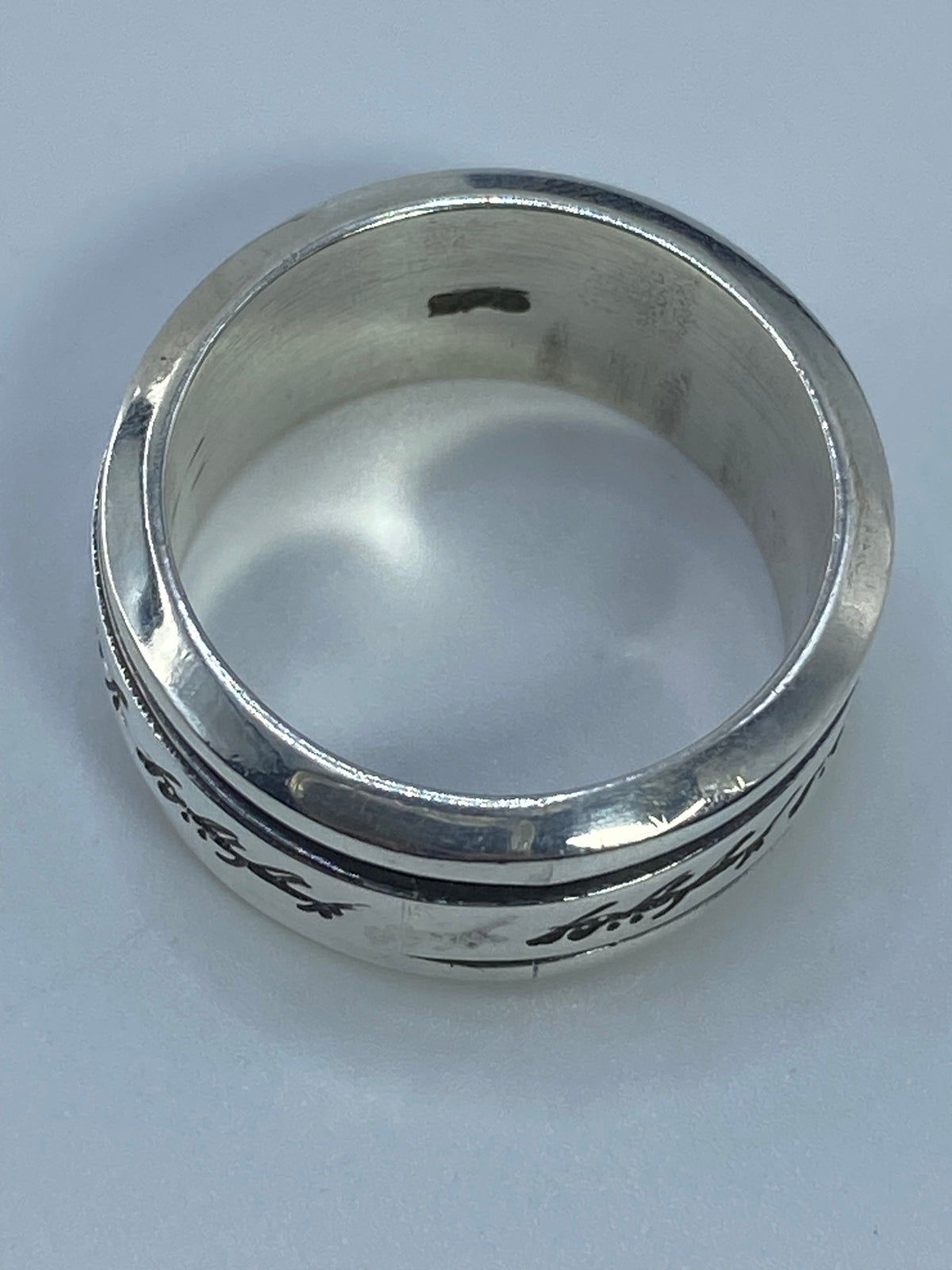 Vista lateral del anillo de banda ancha en plata de Taxco con marca del Quinto 925