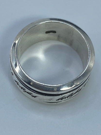 Vista lateral del anillo de banda ancha en plata de Taxco con marca del Quinto 925
