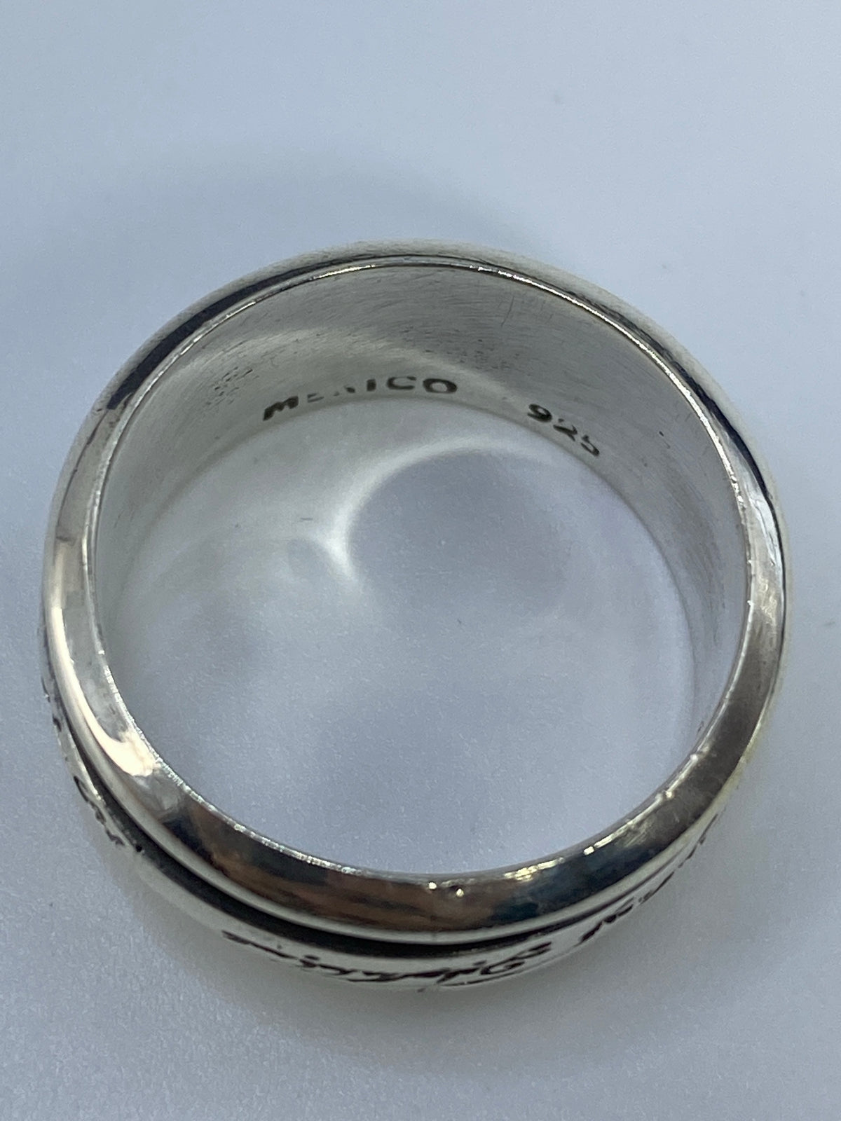 Reverso del anillo de plata mostrando el sello 925 MEXICO