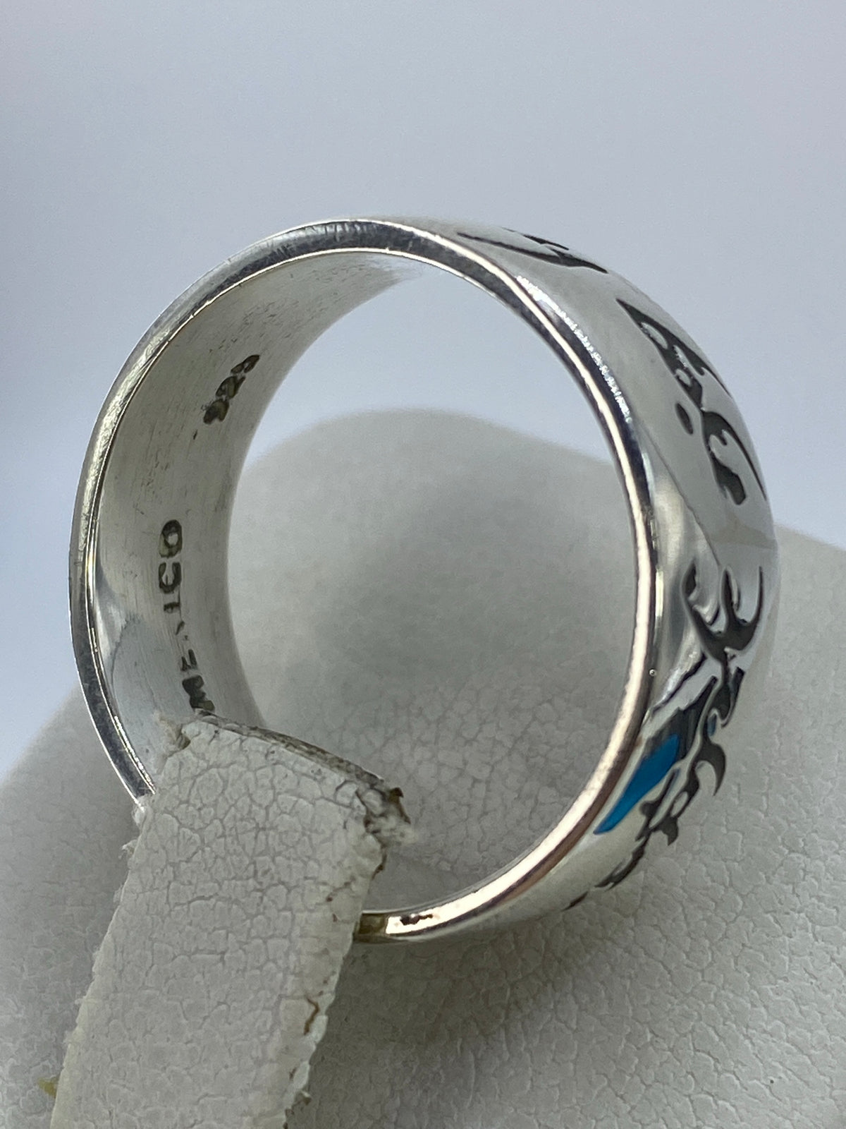 Anillo sello en la mano mostrando peso y presencia de la pieza