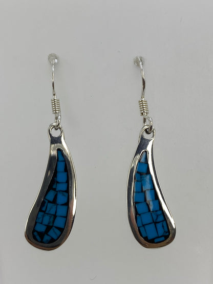 Par de aretes teardrop de turquesa azul engastada en plata 950, vista frontal