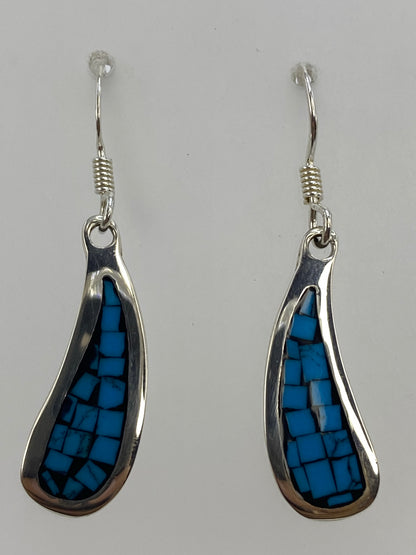 Detalle del engaste a mano de la turquesa azul en aretes de plata