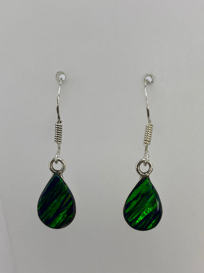 Par de aretes largos con gota de ópalo verde sobre fondo blanco