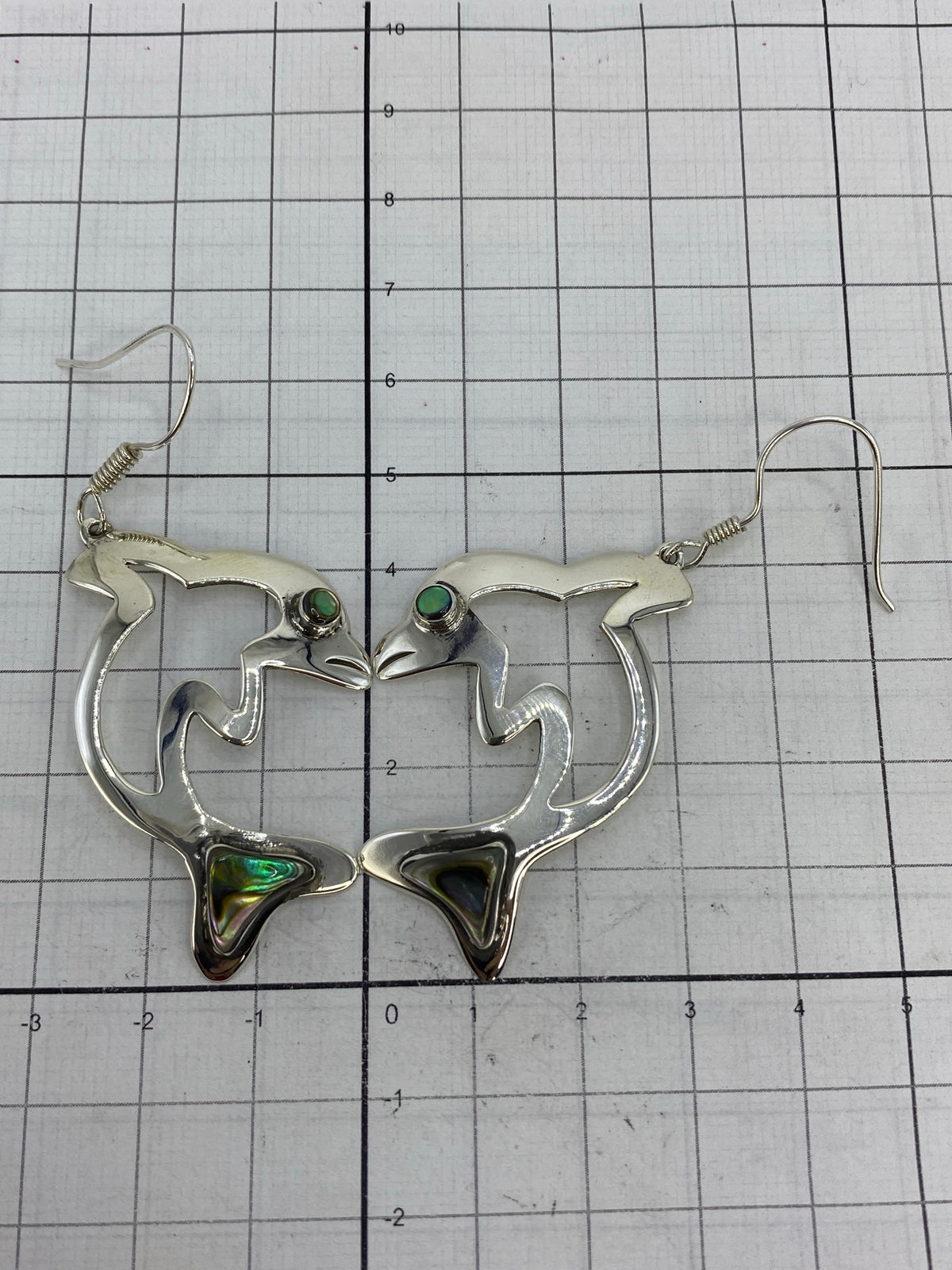 Aretes sobre fondo blanco mostrando el Quinto 925 en la base, par completo de 8.72 g