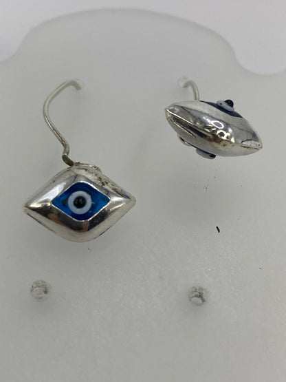 Arete ojo turco azul mostrando el detalle del engaste y el azul profundo
