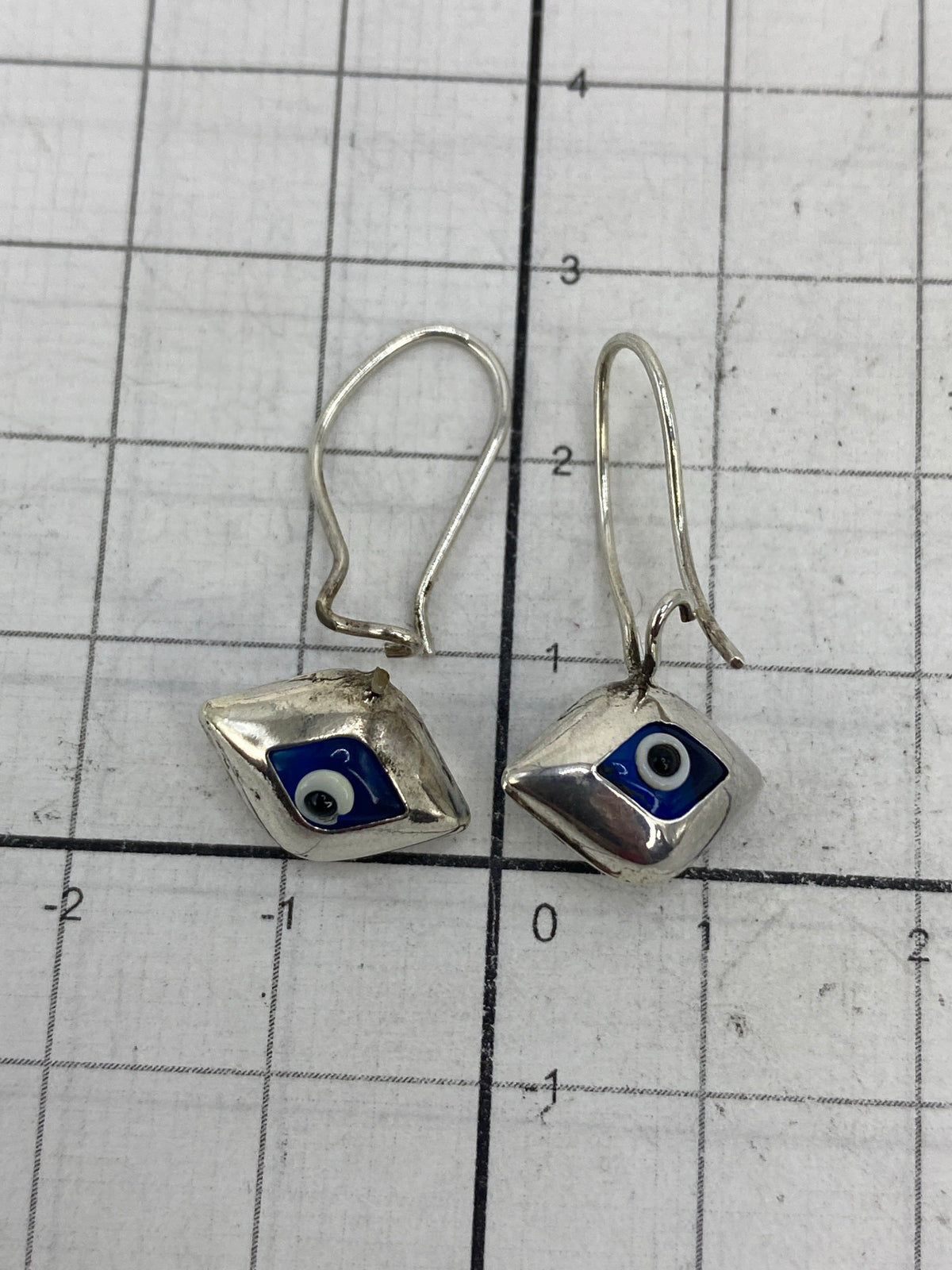Vista lateral de los aretes ojo turco — medida 2.6 cm de largo