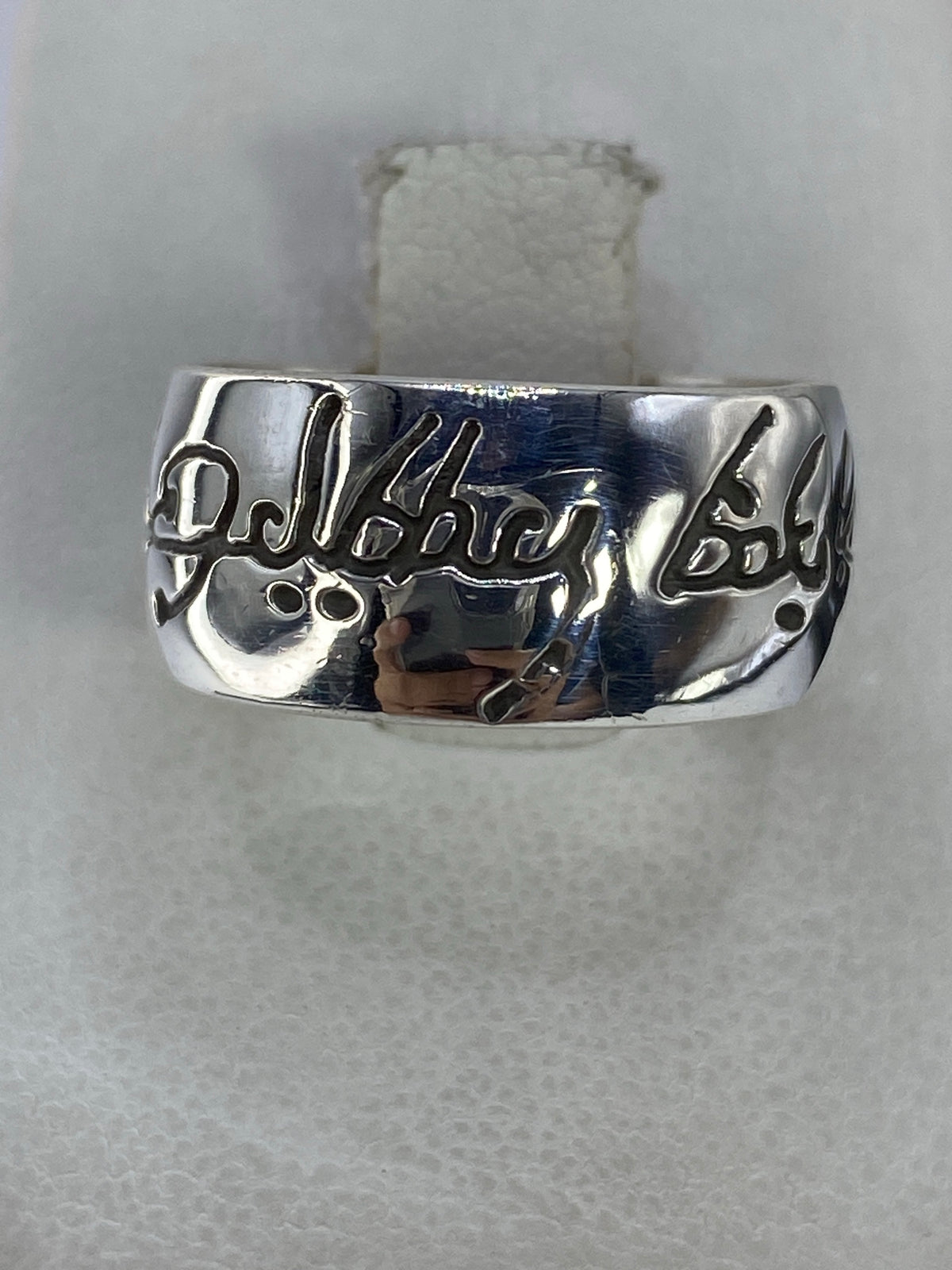 Anillo de plata 925 con grabado personalizado visto desde arriba en tono espejo