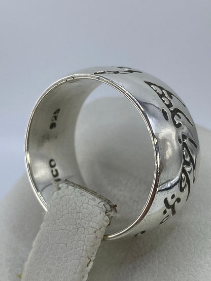 Anillo de plata grabado puesto en dedo medio mostrando comodidad y ajuste