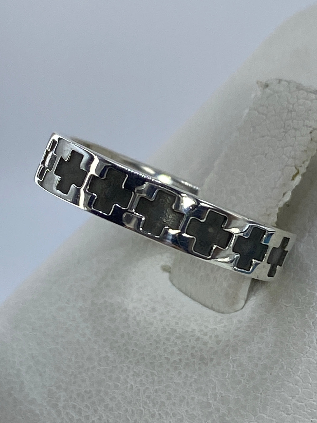 Anillo de cruces en plata 925 visto de perfil, mostrando el patrón completo