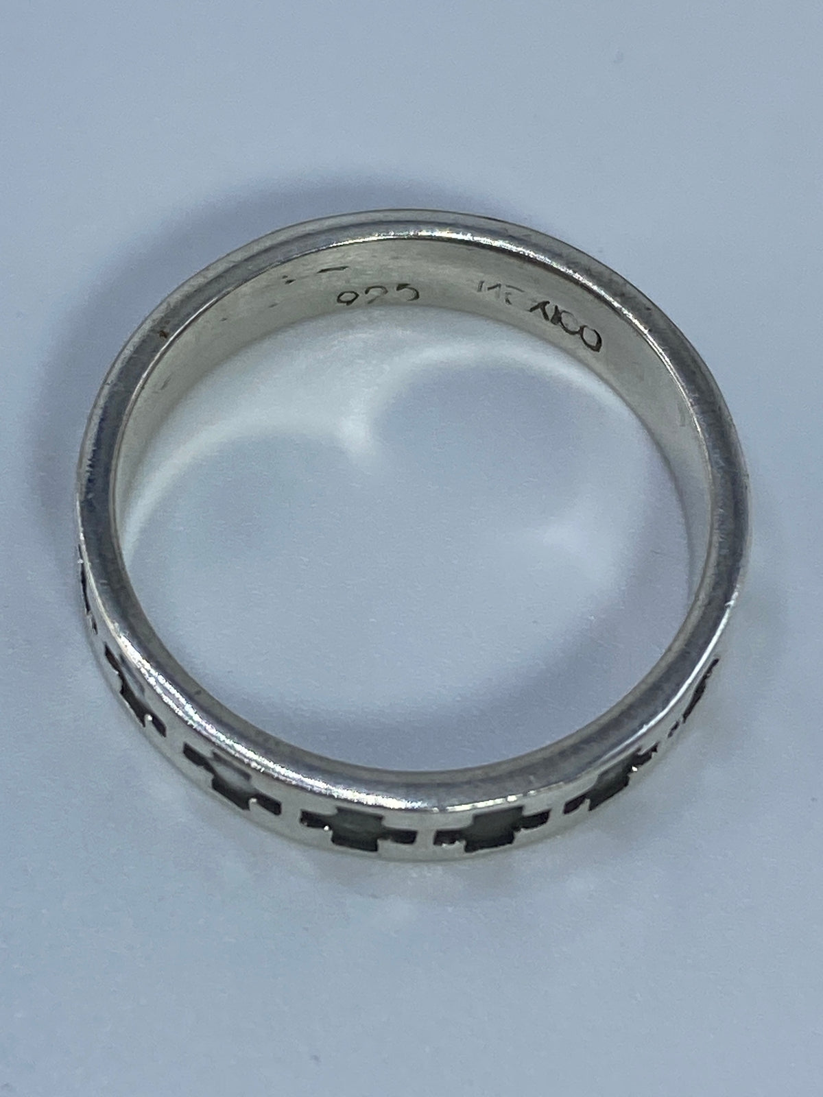 Anillo puesto en dedo, mostrando el brillo pulido y la comodidad del diseño unisex