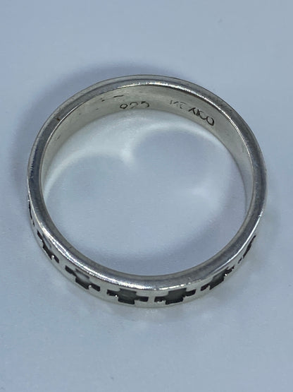 Anillo puesto en dedo, mostrando el brillo pulido y la comodidad del diseño unisex