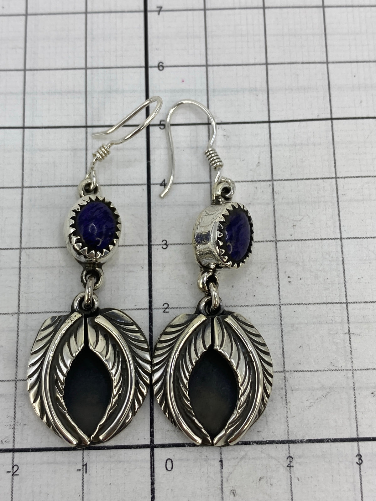 Aretes sobre fondo blanco con medidas en centímetros — 5.6 cm de largo × 1.8 cm de ancho