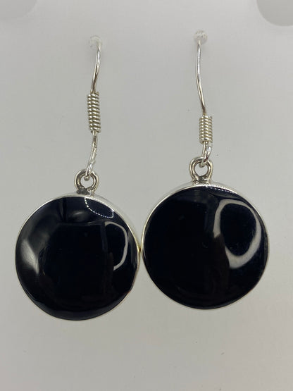 Par de aretes de plata 950 con ónix negro engastado, colgando de ganchos de plata