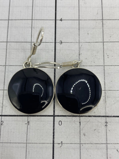 Aretes sobre fondo blanco mostrando el Quinto 950 en la base