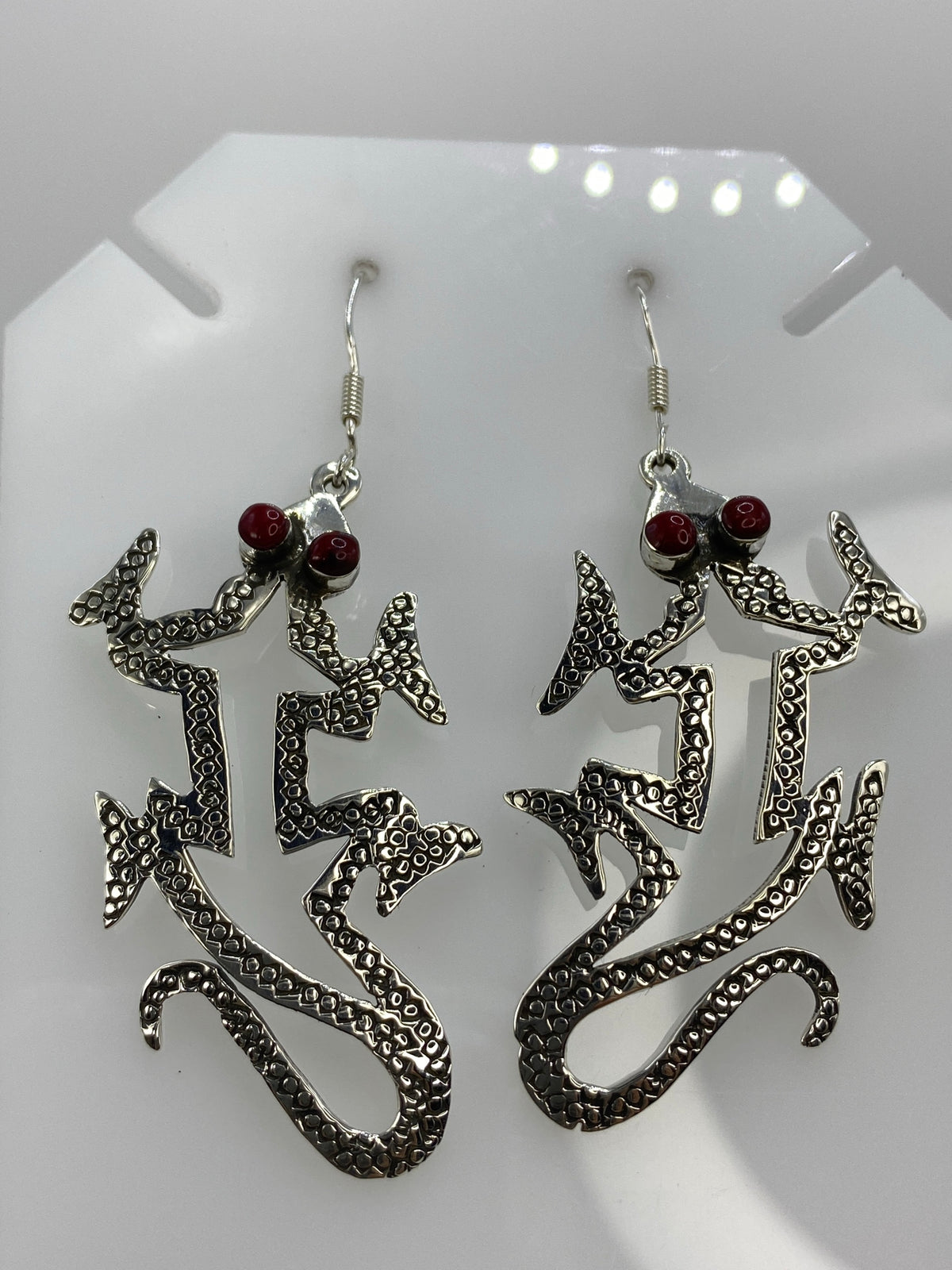 Detalle del engaste de coral rojo en aretes de plata — incrustación a mano