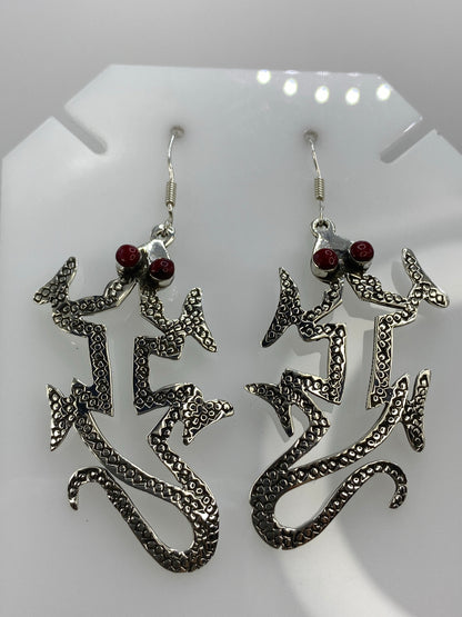 Detalle del engaste de coral rojo en aretes de plata — incrustación a mano