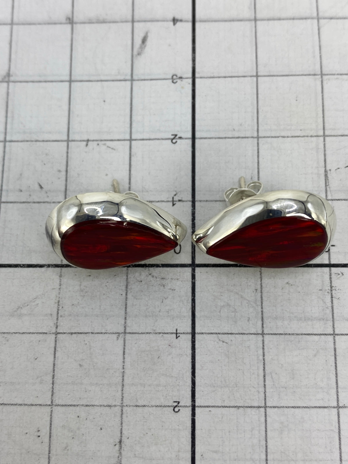 Reverso de los aretes mostrando el sello 925 y el cierre seguro