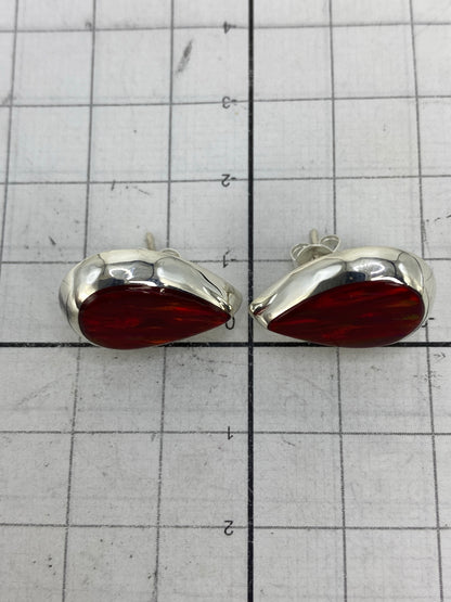 Reverso de los aretes mostrando el sello 925 y el cierre seguro