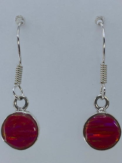 Aretes de ópalo rosa sobre fondo blanco mostrando la profundidad del color