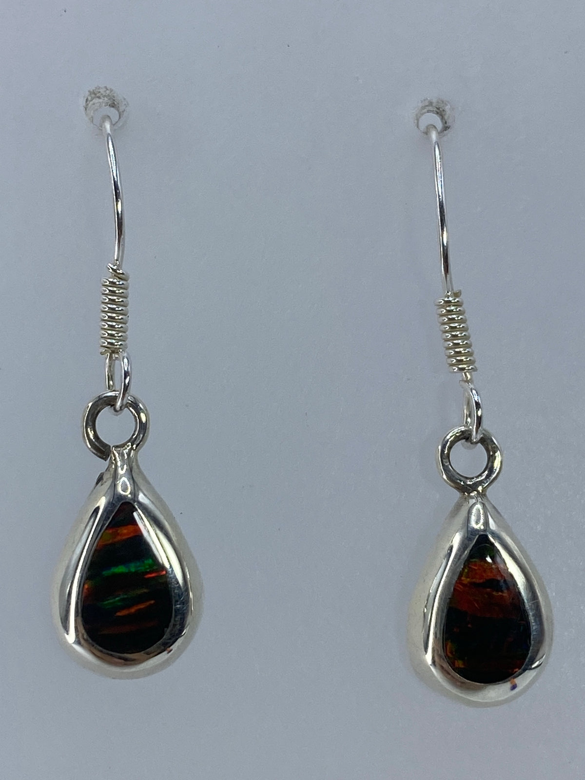 Detalle cercano del ópalo de fuego con reflejos de naranja, rojo y verde