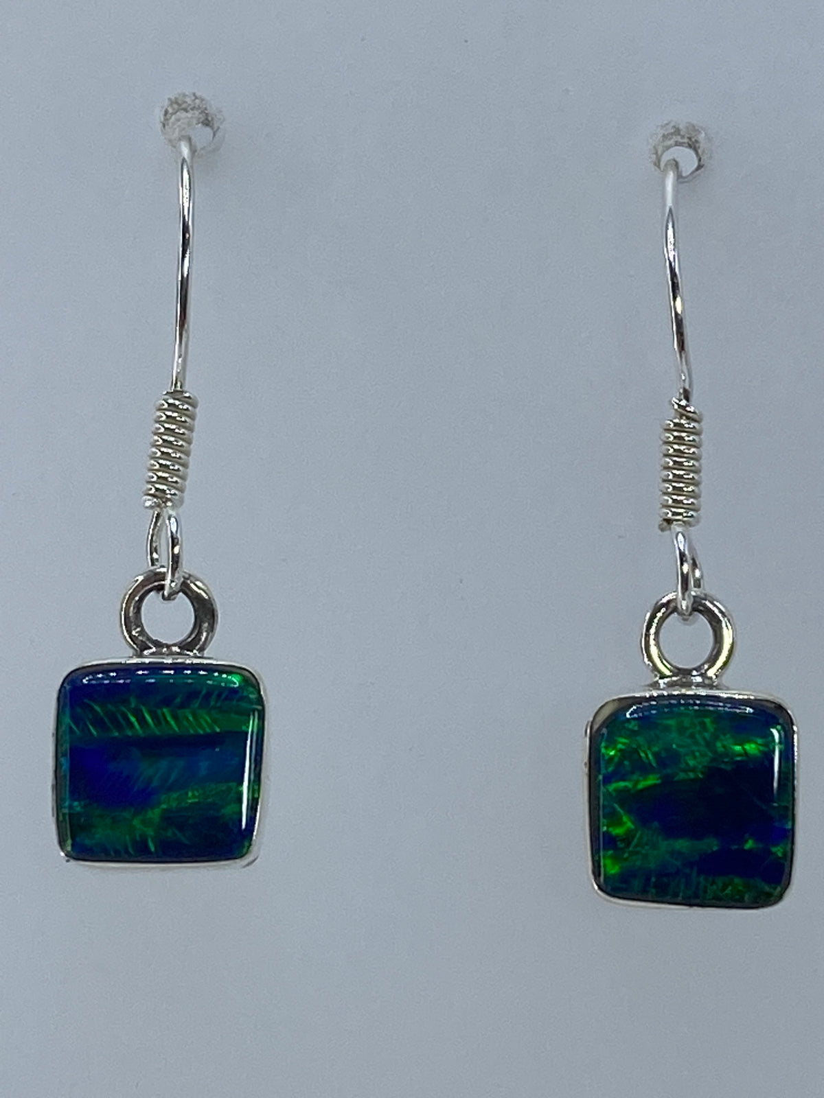 Par de aretes de plata 950 con ópalo de fuego verde cuadrado, gancho francés