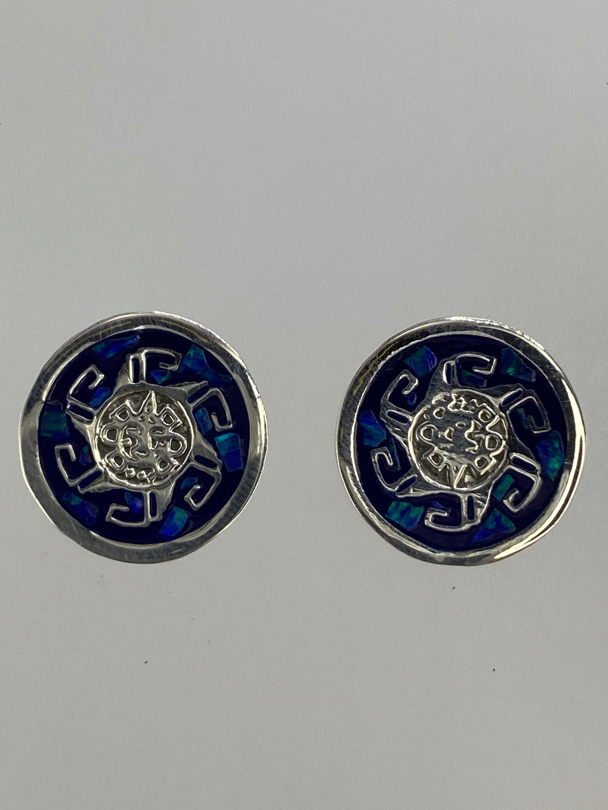 Aretes sobre regla métrica para escala de tamaño, 1.4 cm de largo