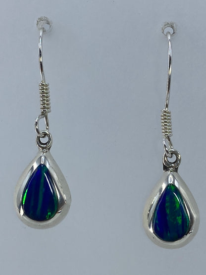 Aretes de plata 925 con ópalo de fuego verde engastado, largos de 3 cm, sobre fondo blanco