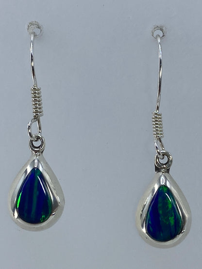 Par de aretes con ópalo verde mostrando el Quinto 925 en el reverso